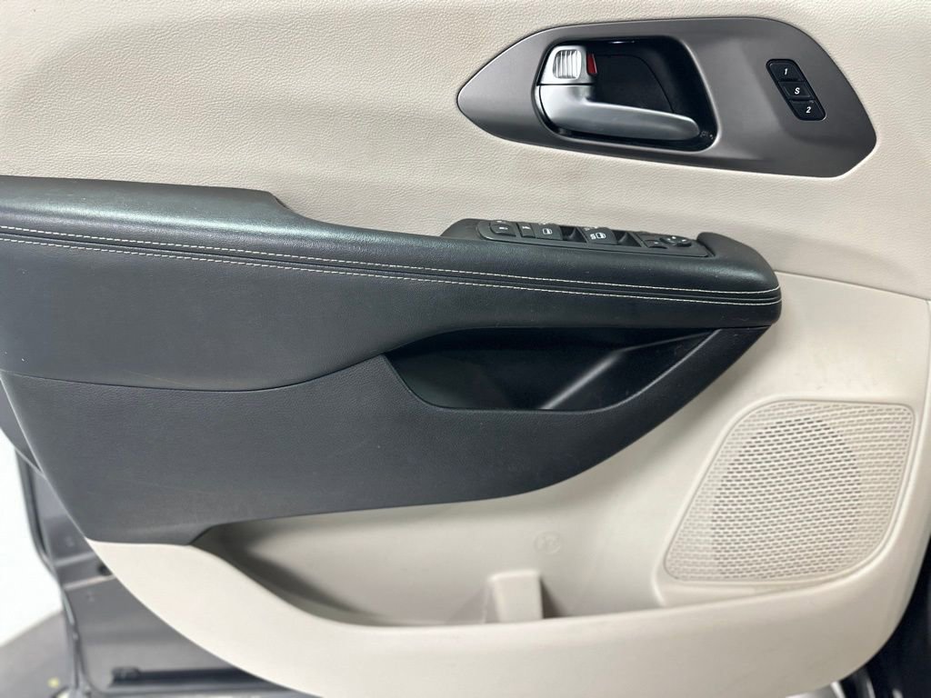 Used 2022 Chrysler Pacifica Touring-L image 18