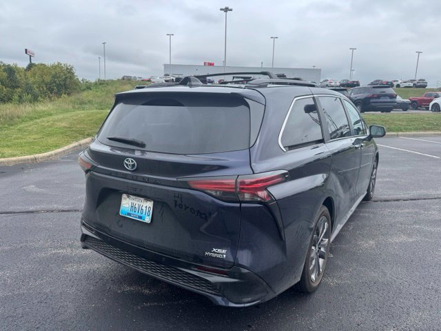 Used 2023 Toyota Sienna XSE w/ XSE Plus Package FWD image 3