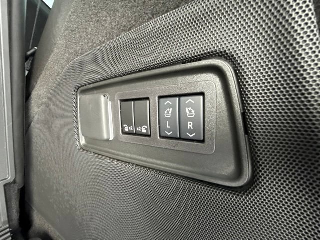 Used 2026 Cadillac Escalade Platinum Sport w/ LPO, ONYX Package AWD/4WD image 9