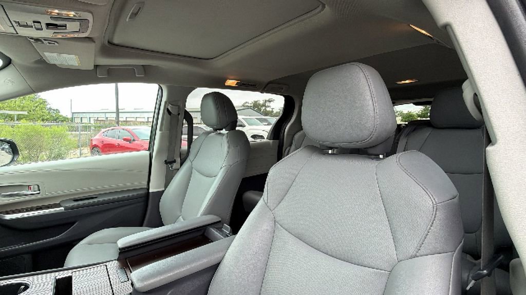 Used 2024 Toyota Sienna XLE FWD image 21