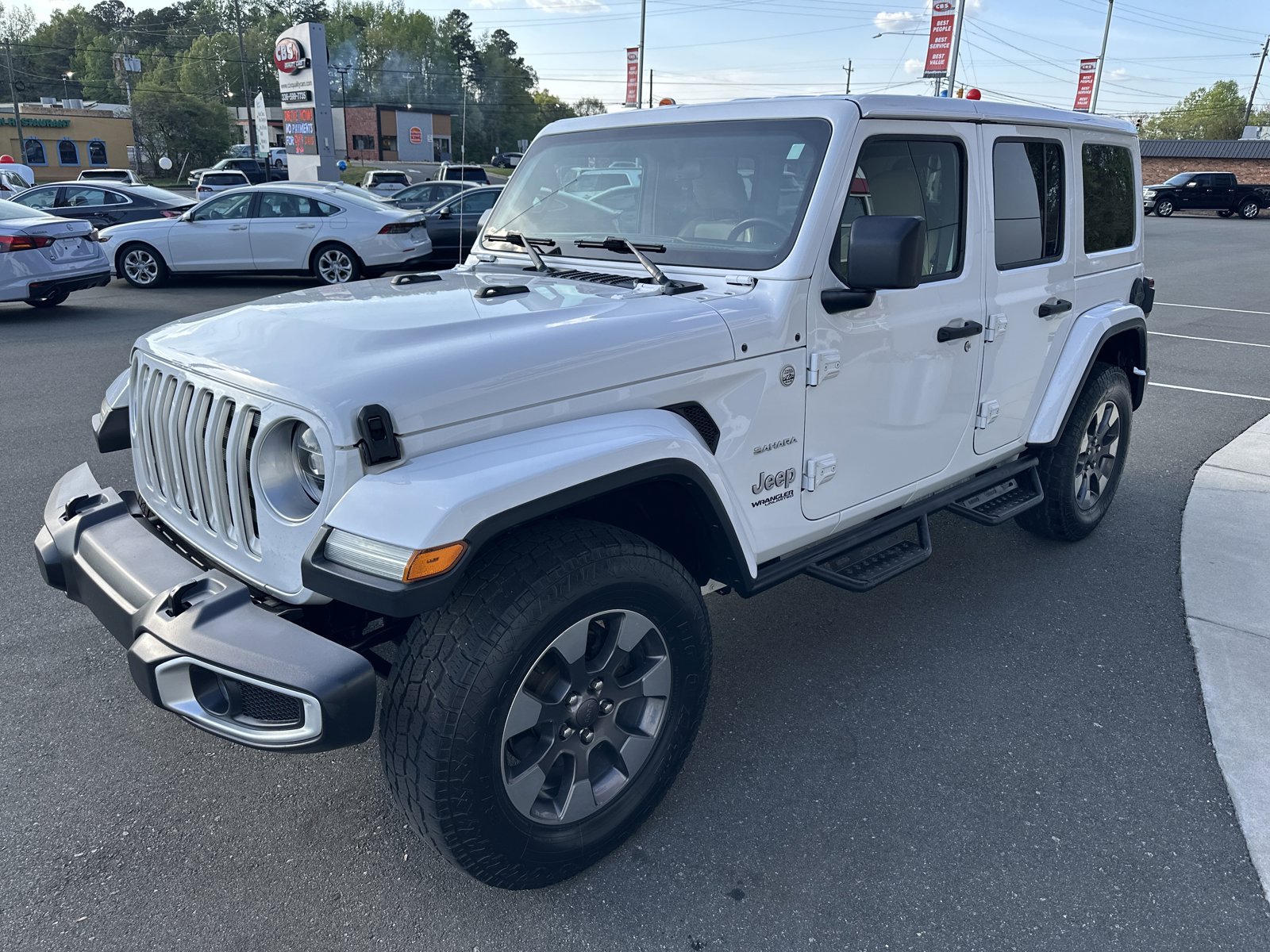 Used 2018 Jeep Wrangler Unlimited Sahara w/ Cold Weather Group AWD/4WD image 4