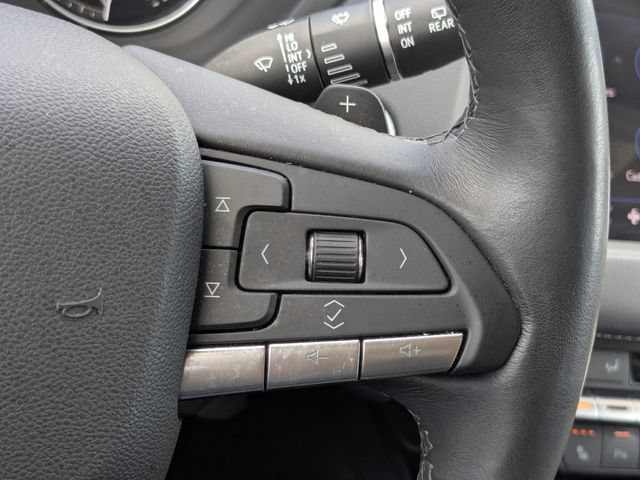 Used 2023 Cadillac XT4 Luxury w/ Cold Weather Package FWD image 32