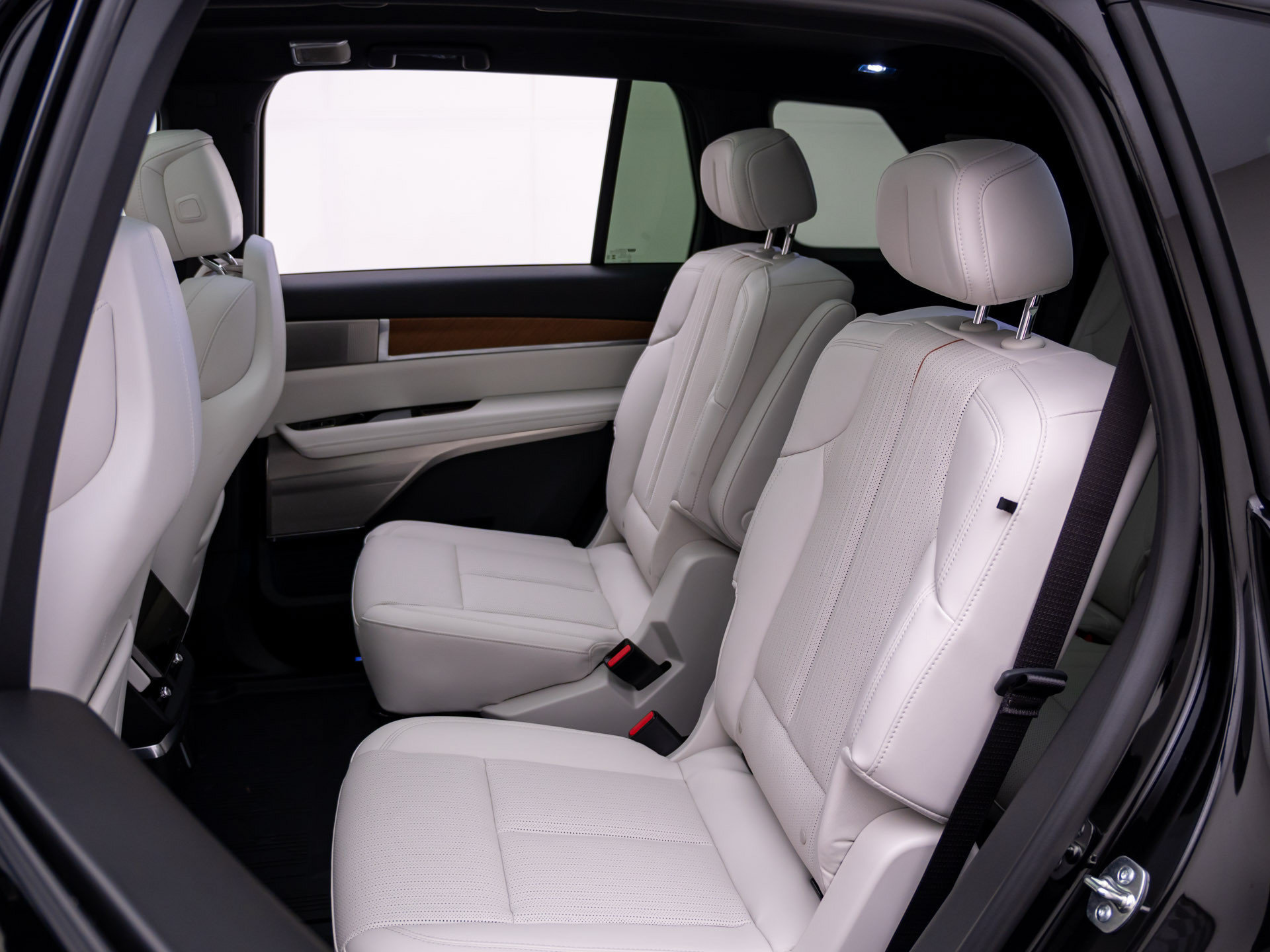 New 2027 Cadillac Vistiq Sport w/ LPO, Floor Liner Package AWD/4WD image 16