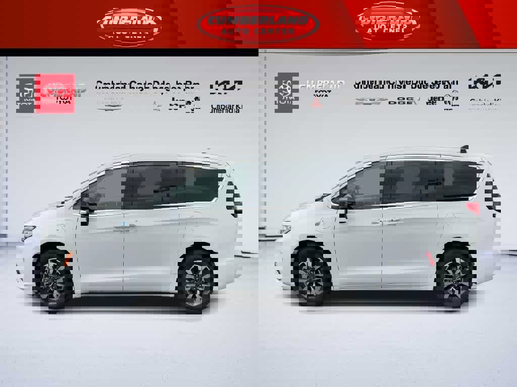 Used 2024 Chrysler Pacifica Select image 5