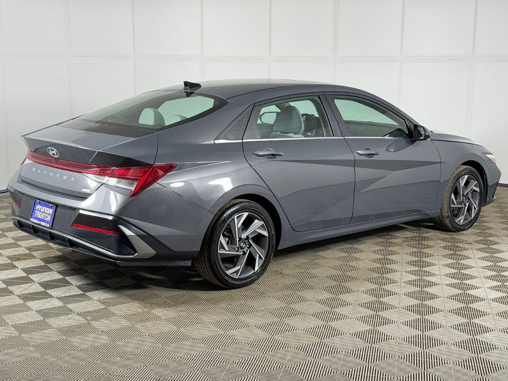 Certified 2025 Hyundai Elantra Limited FWD image 12