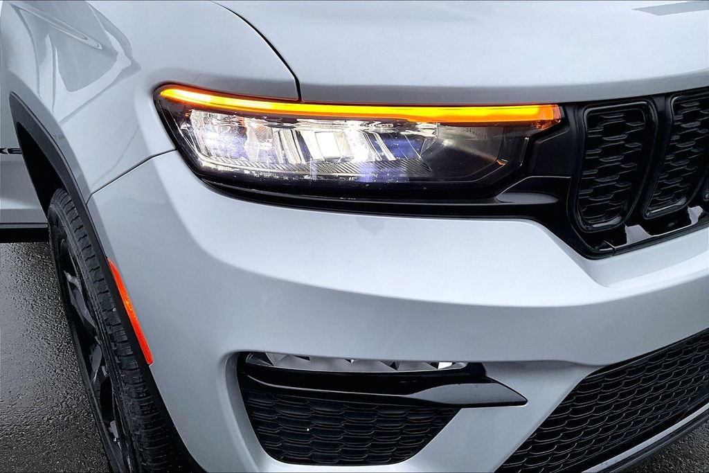 Used 2025 Jeep Grand Cherokee Limited w/ Black Appearance Package image 29