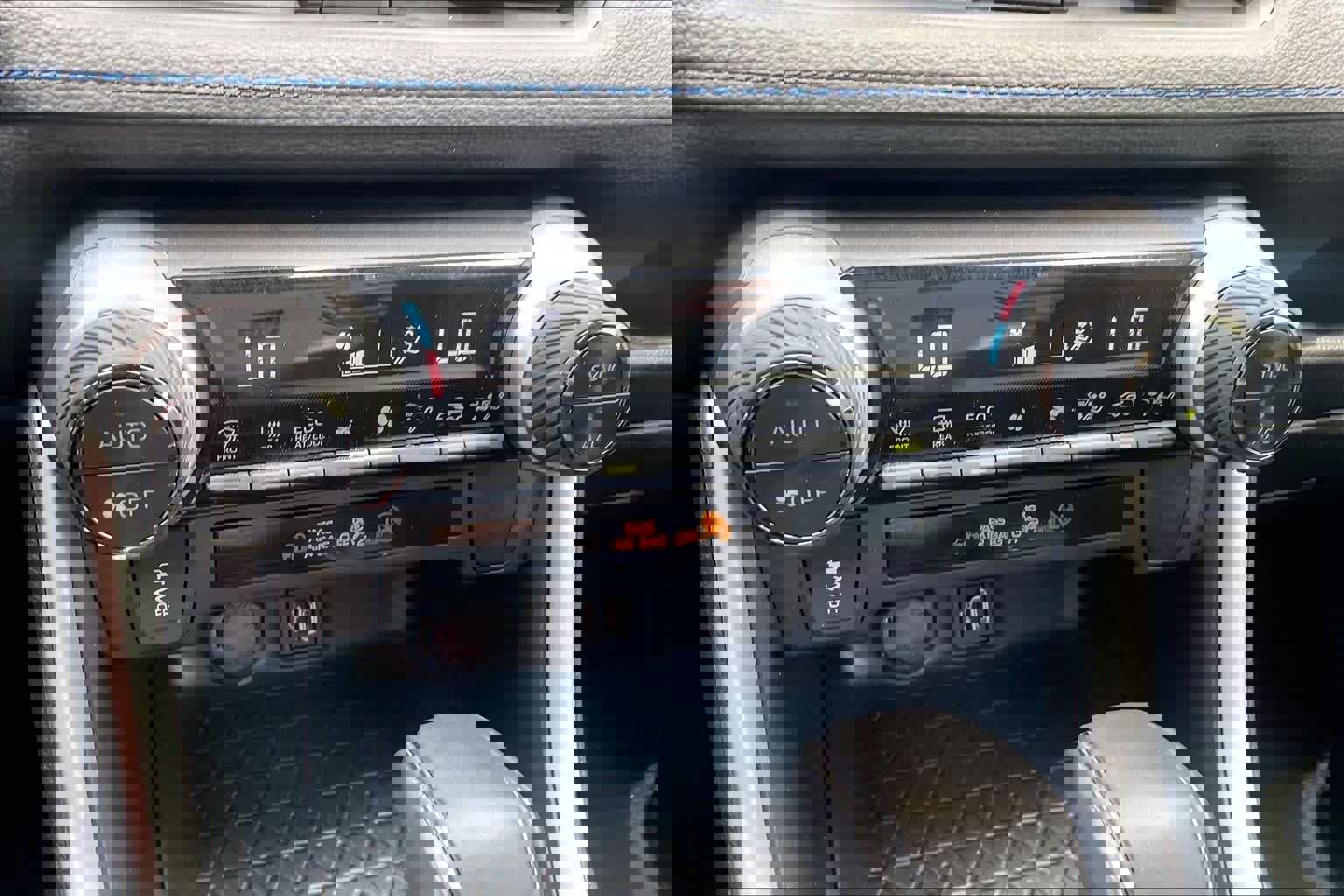 Used 2024 Toyota RAV4 SE image 32