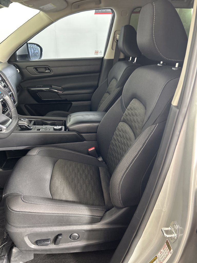 Used 2023 Nissan Pathfinder SV AWD/4WD image 12