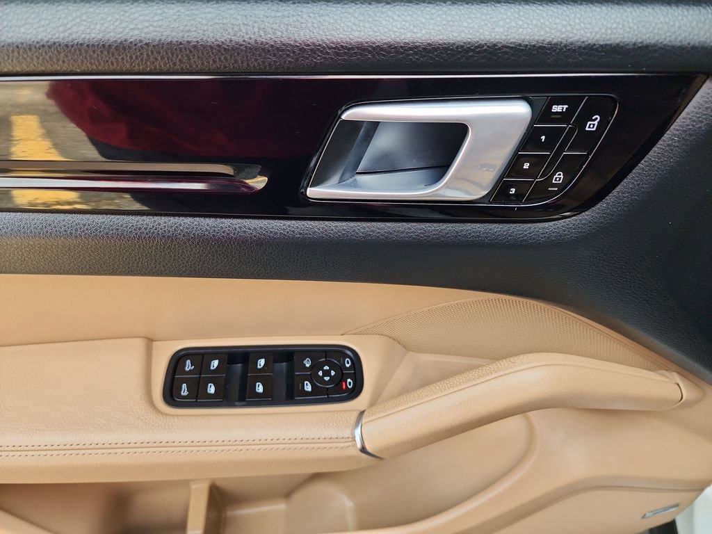 Used 2020 Porsche Cayenne AWD/4WD image 12