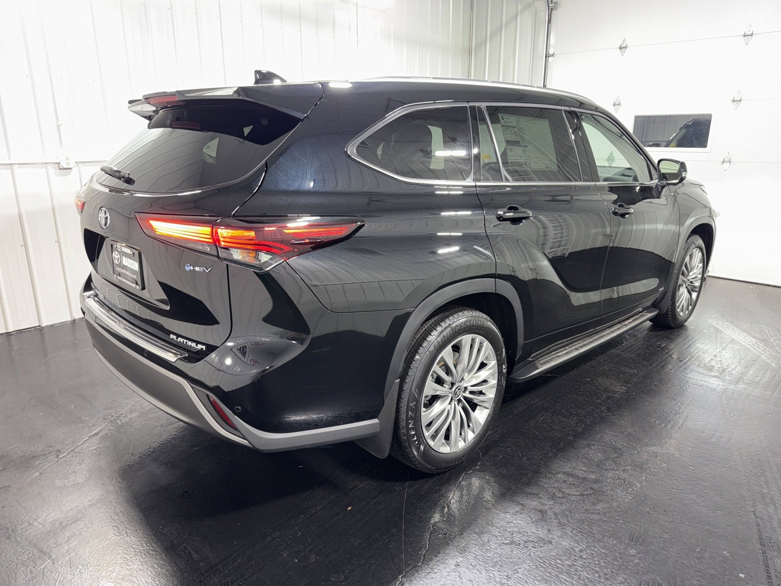 New 2026 Toyota Highlander Platinum image 3