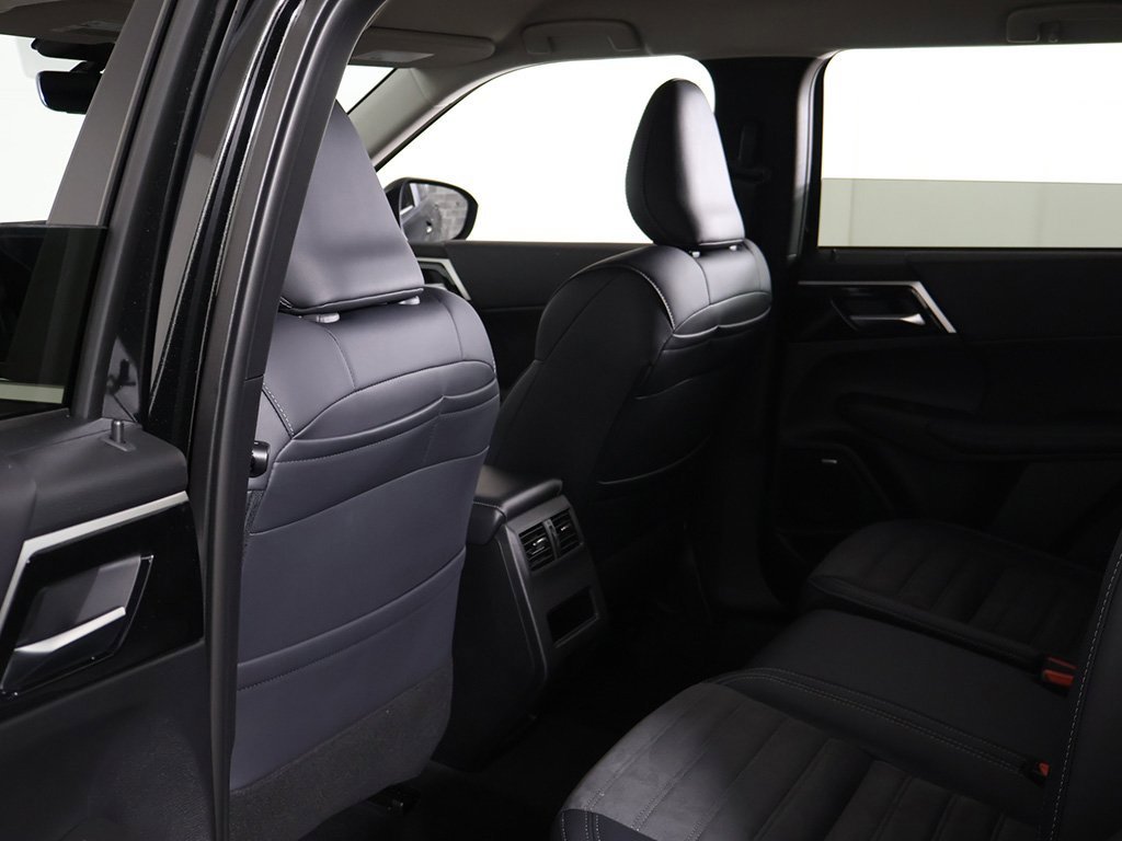 New 2025 Mitsubishi Outlander SE image 29