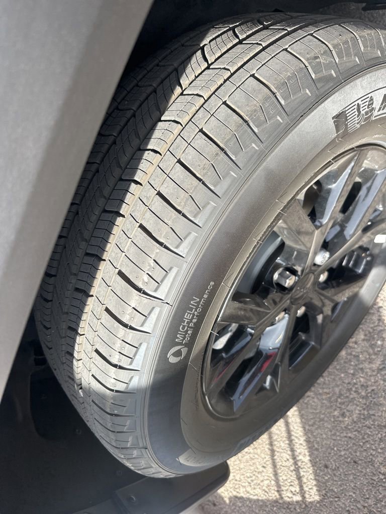 Used 2025 Jeep Grand Cherokee Altitude image 6