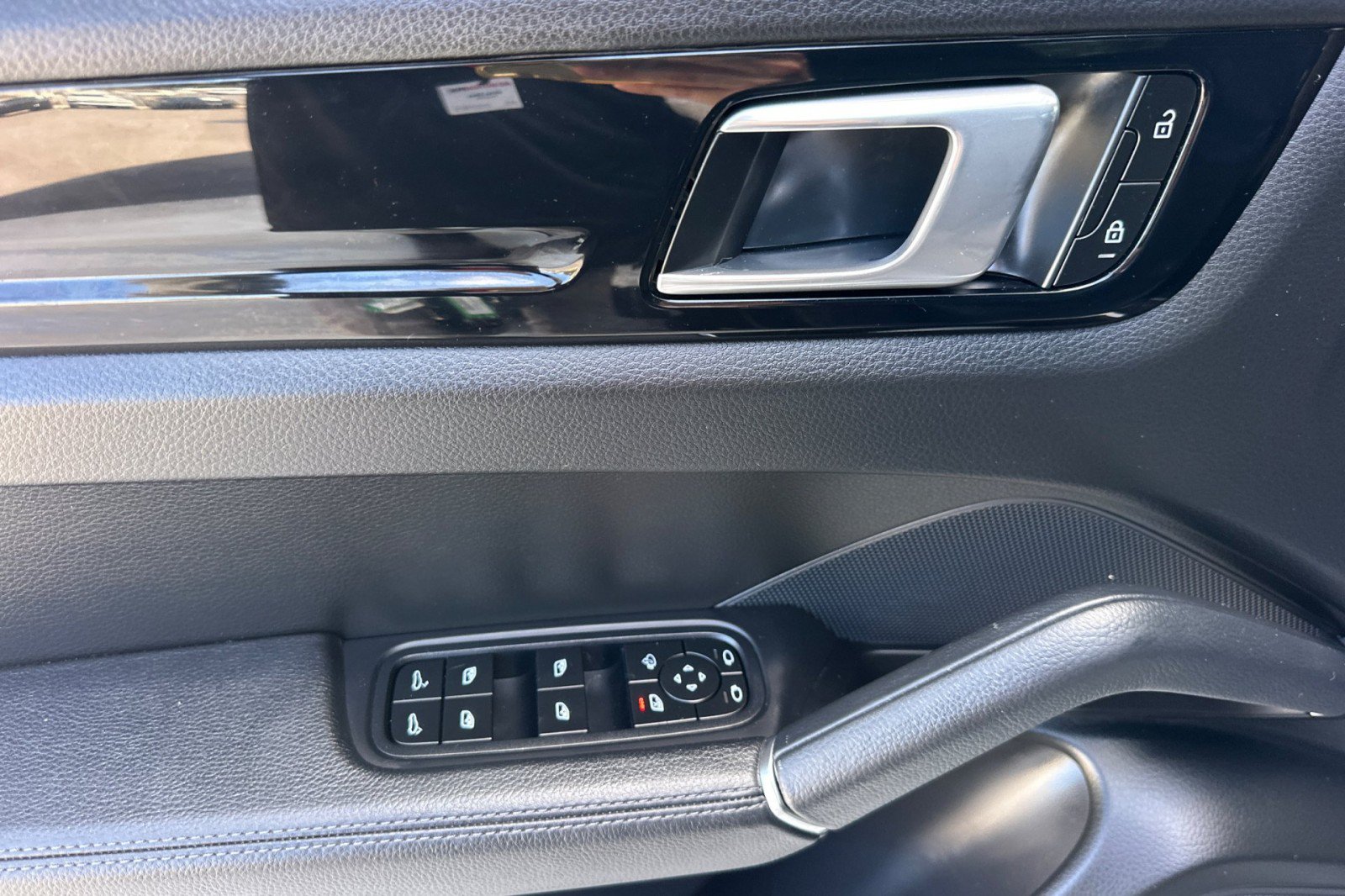 Certified 2023 Porsche Cayenne AWD/4WD image 12