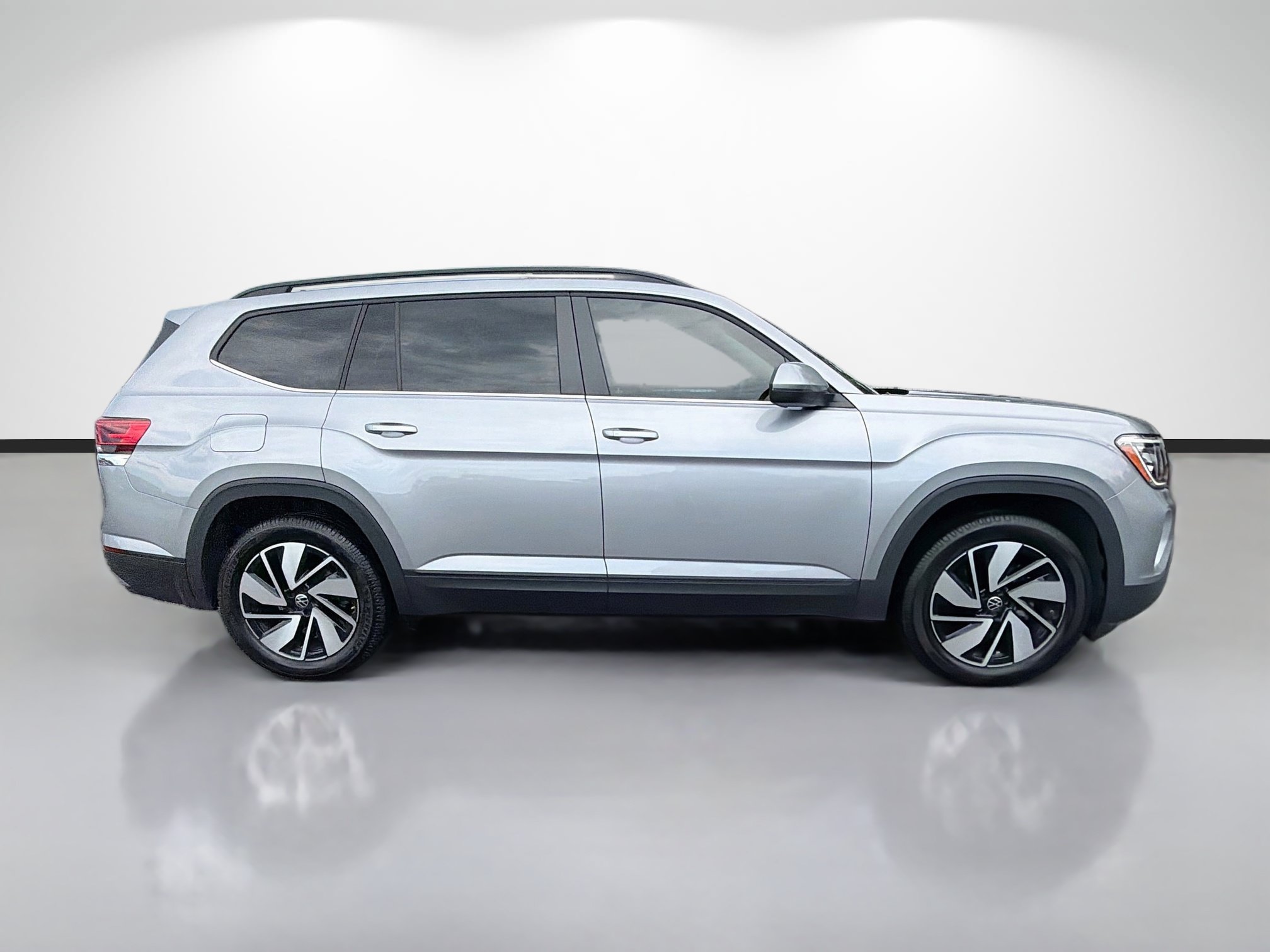 Used 2024 Volkswagen Atlas SE AWD/4WD image 2