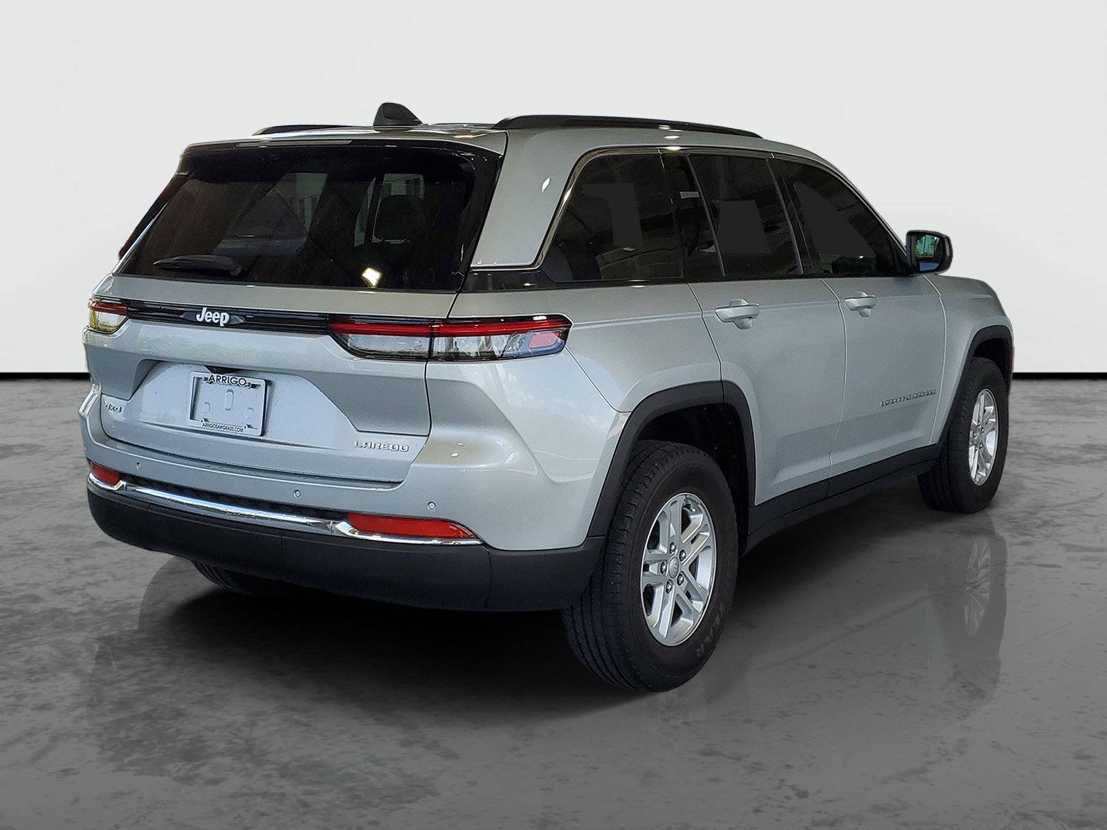Certified 2024 Jeep Grand Cherokee Laredo AWD/4WD image 2
