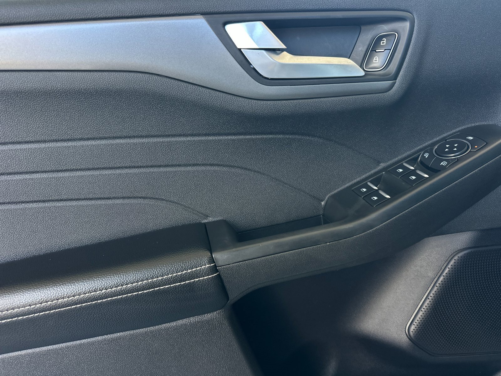 Used 2023 Ford Escape SE image 10