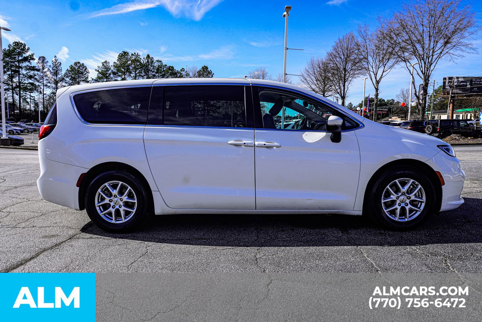 Used 2023 Chrysler Pacifica Touring-L image 11
