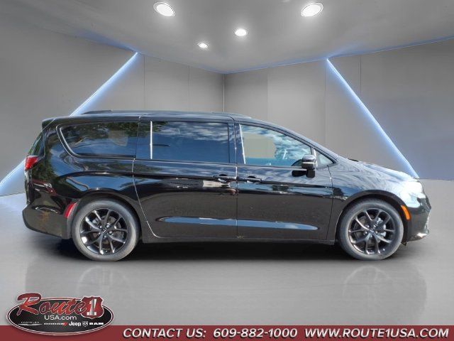 Used 2025 Chrysler Pacifica Limited FWD image 2