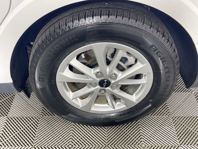 Used 2023 Kia Carnival LX image 32