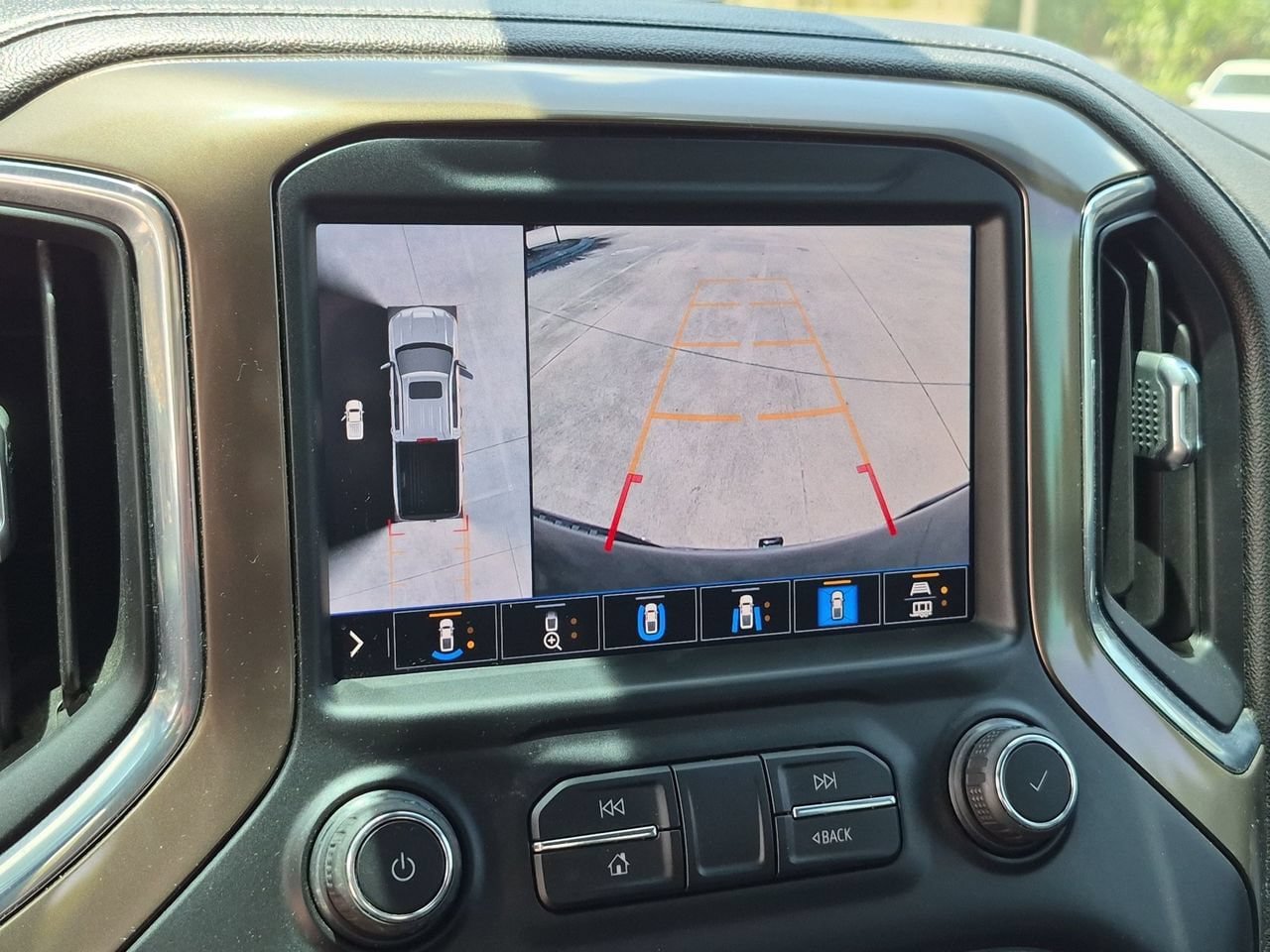 Used 2020 Chevrolet Silverado 1500 High Country w/ Technology Package AWD/4WD image 16
