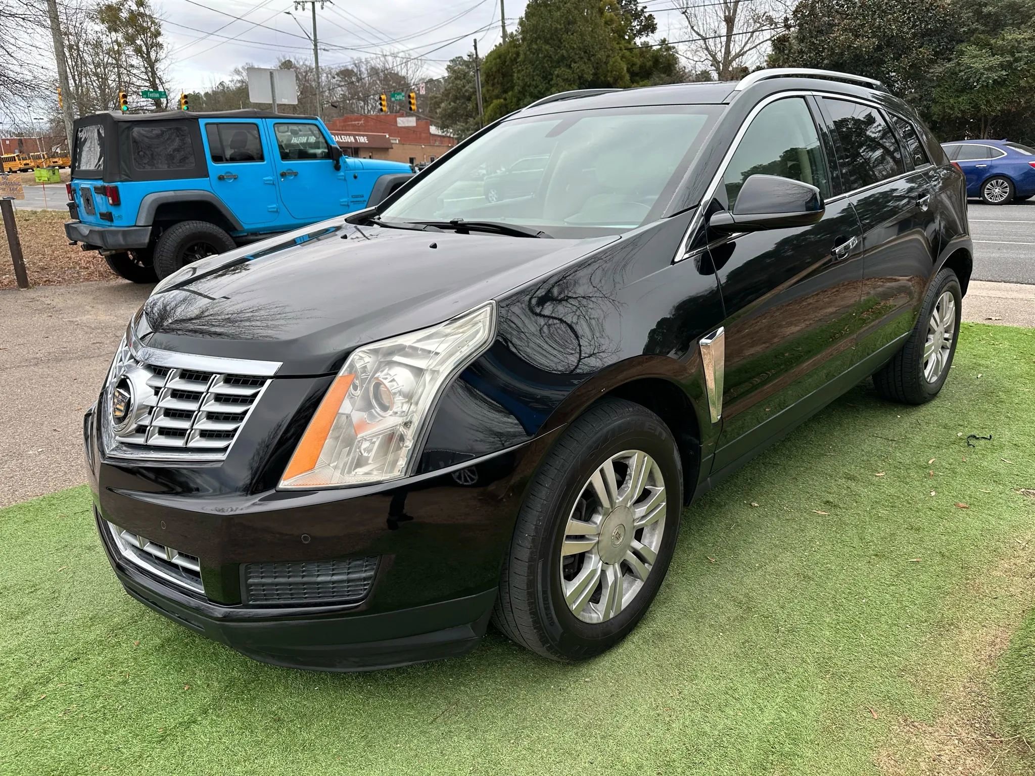 Used 2016 Cadillac SRX Luxury image 3