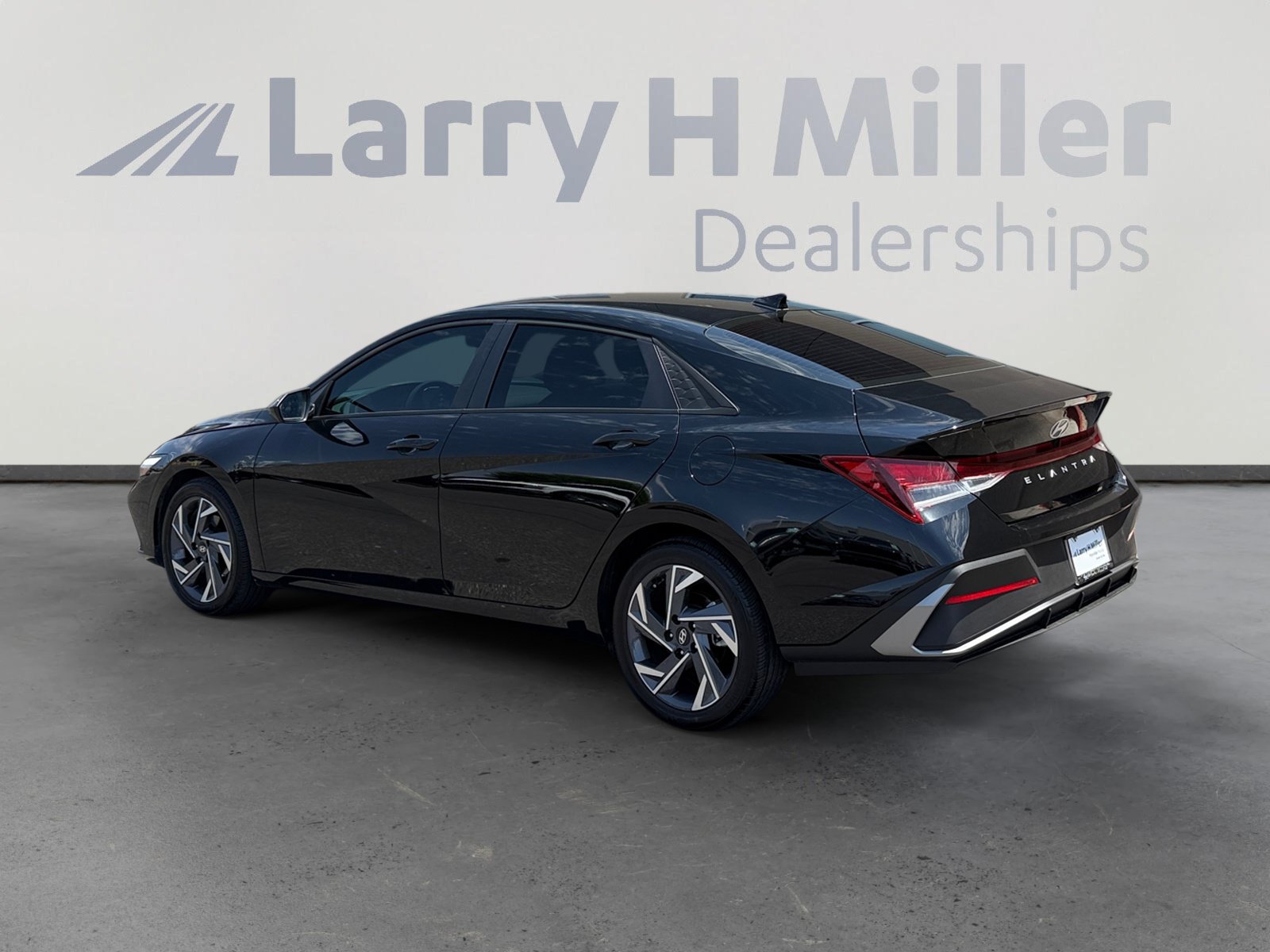 Used 2025 Hyundai Elantra Sport w/ Cargo Package FWD image 3