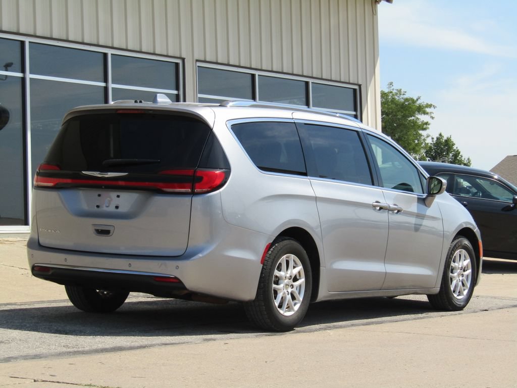 Used 2021 Chrysler Pacifica Touring-L FWD image 3