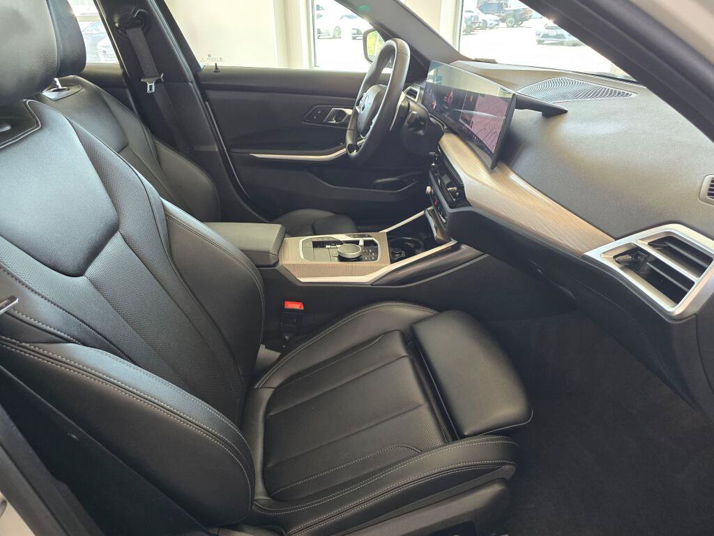 Used 2025 BMW 330i Sedan RWD image 42