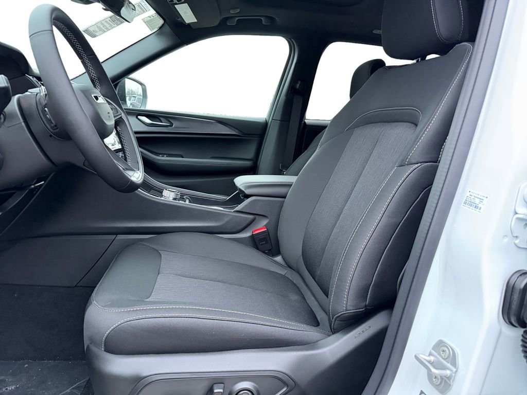 New 2025 Jeep Grand Cherokee Laredo X w/ Luxury Tech Group I image 9