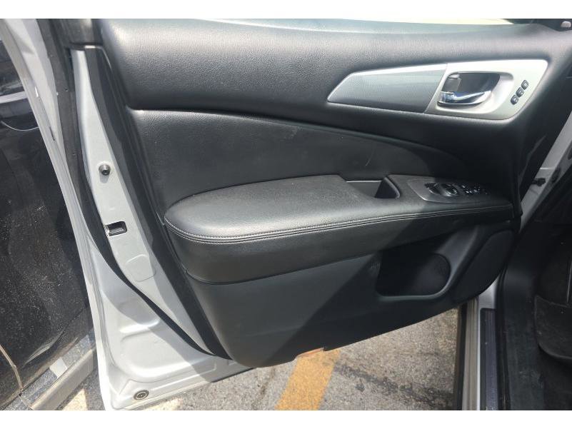 Used 2020 Nissan Pathfinder SL image 14