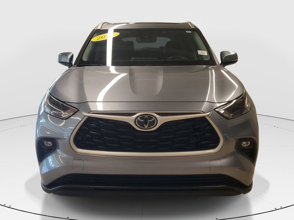 Used 2023 Toyota Highlander XLE image 2