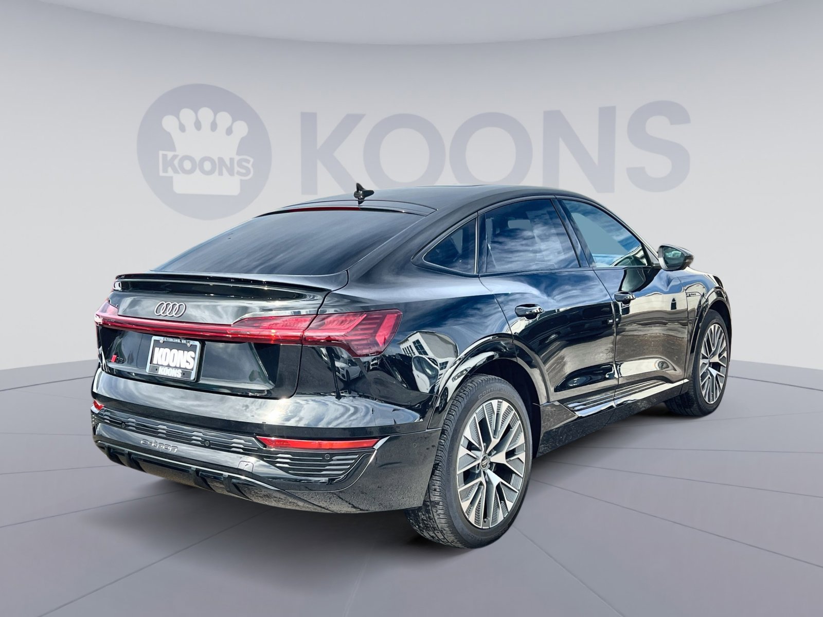 Used 2024 Audi Q8 e-tron Premium Plus image 7