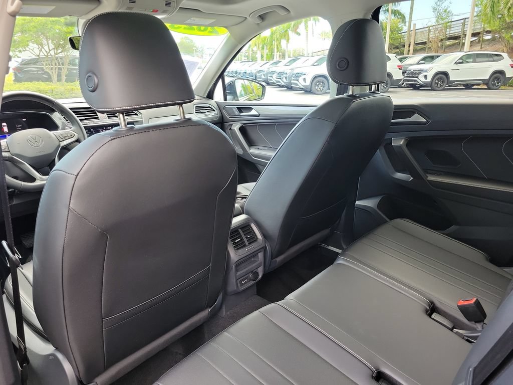 Used 2023 Volkswagen Tiguan SE w/ Panoramic Sunroof Package FWD image 11