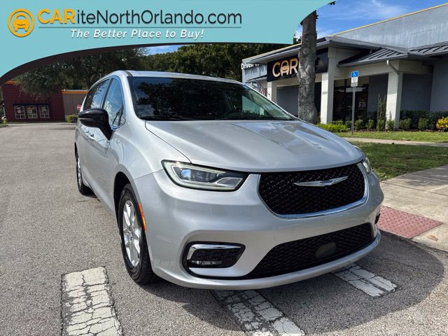 Used 2024 Chrysler Pacifica Touring-L FWD image 1