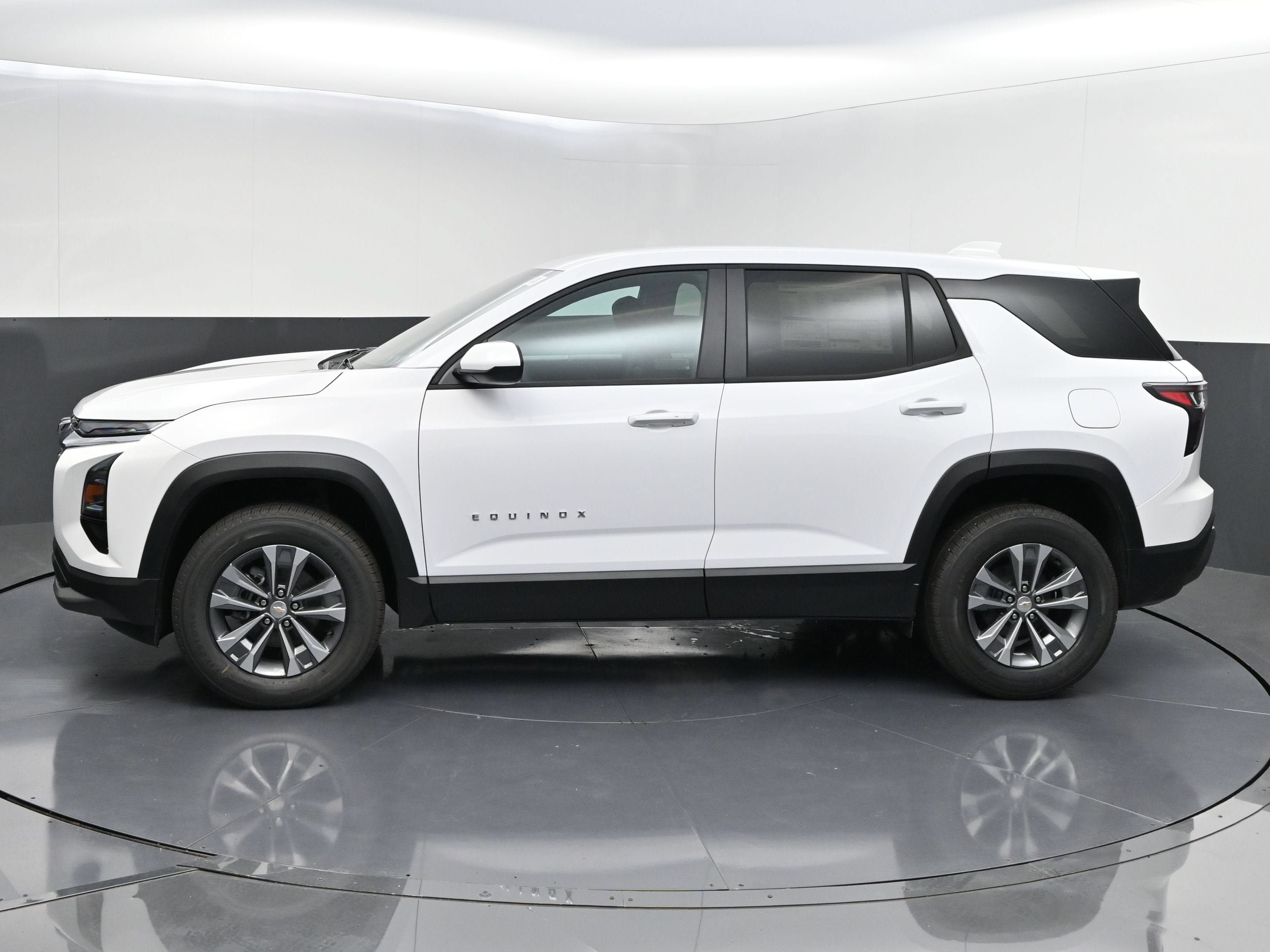 New 2027 Chevrolet Equinox LT w/ Convenience Package II FWD image 5
