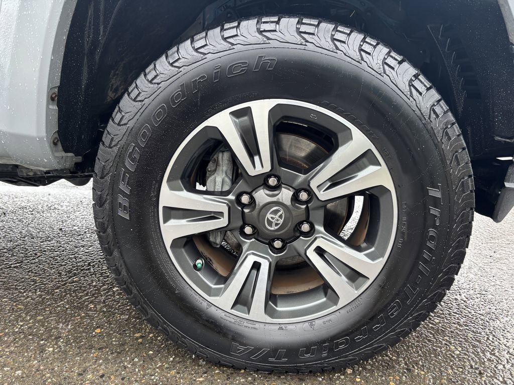 Used 2018 Toyota Tacoma TRD Sport w/ Technology Package AWD/4WD image 9