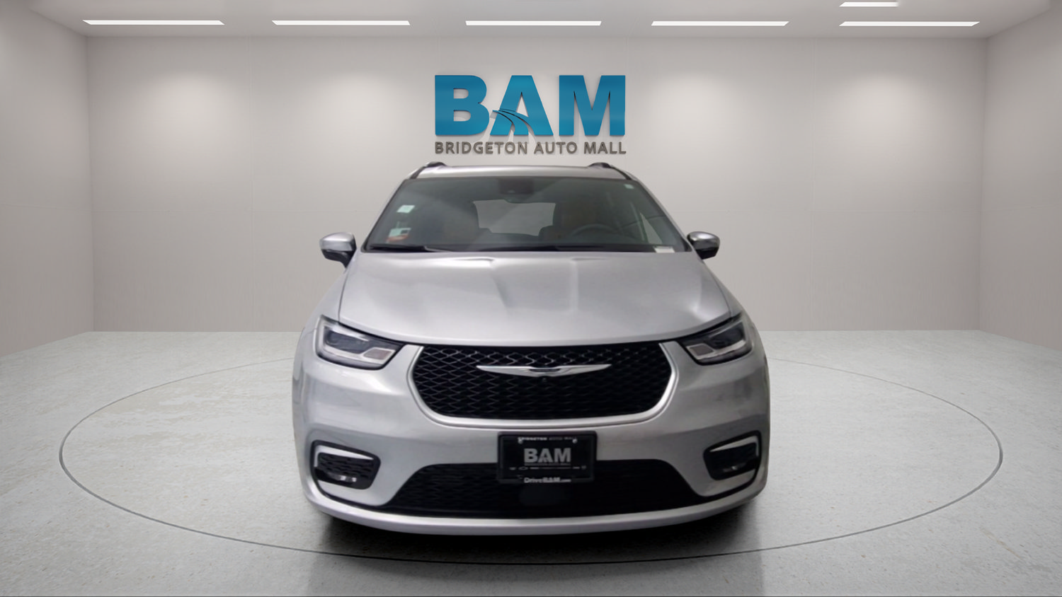 Used 2023 Chrysler Pacifica Pinnacle FWD image 2