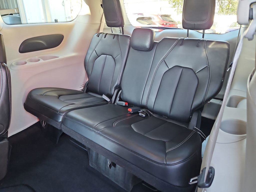 Used 2024 Chrysler Pacifica Touring-L image 28