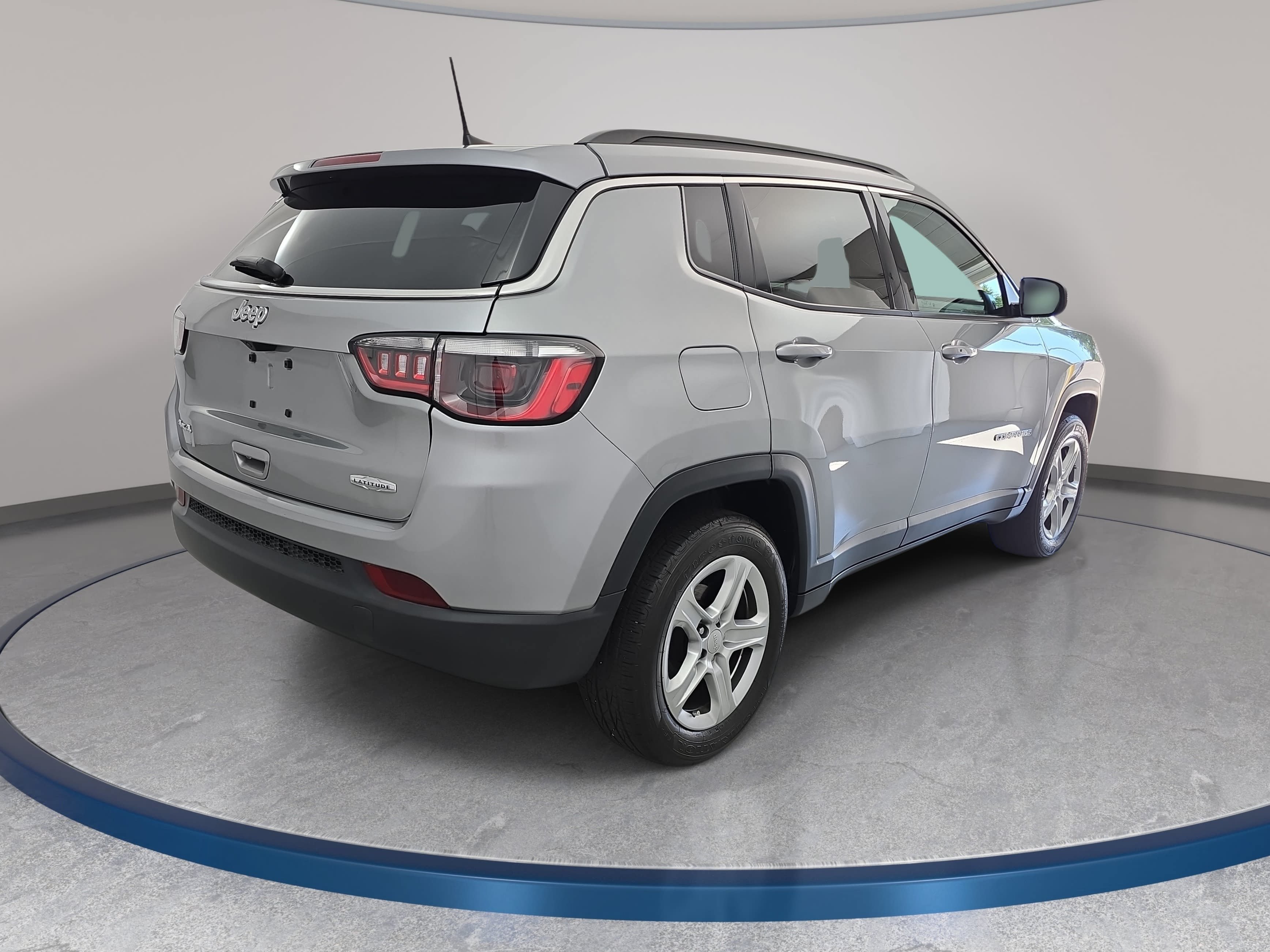 Used 2024 Jeep Compass Latitude w/ Convenience Group AWD/4WD image 5