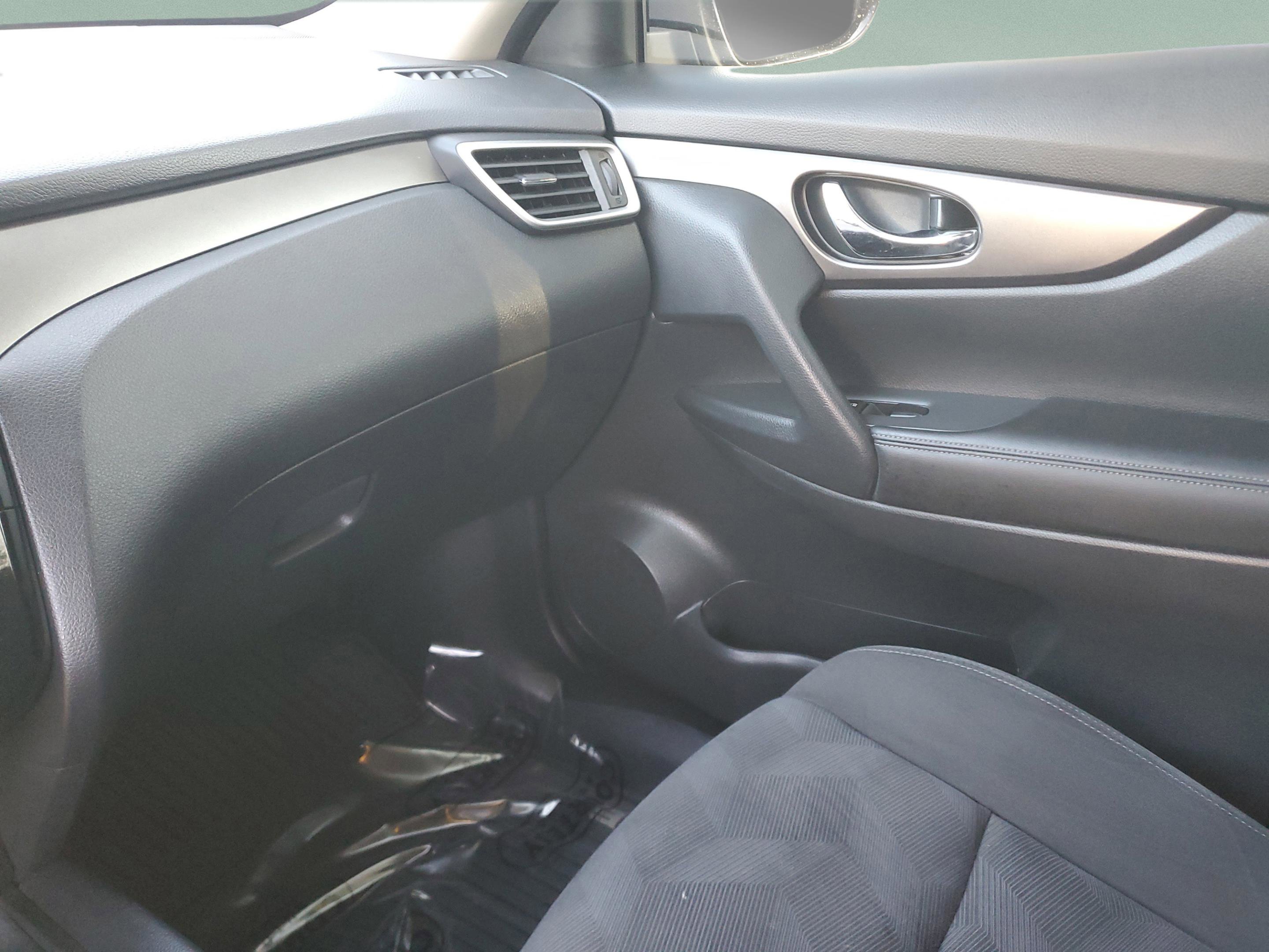 Used 2016 Nissan Rogue SV image 25