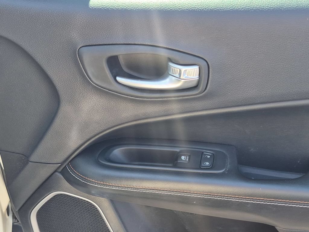 Used 2018 Jeep Compass Latitude w/ Popular Equipment Group FWD image 31