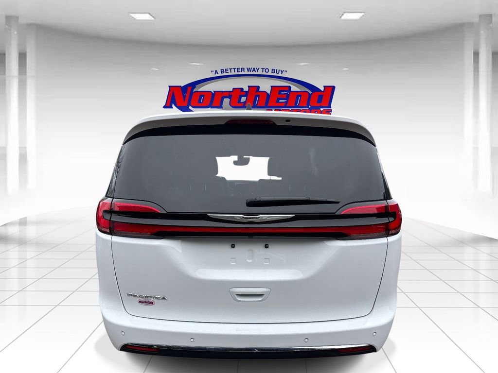 Used 2025 Chrysler Pacifica Select image 4