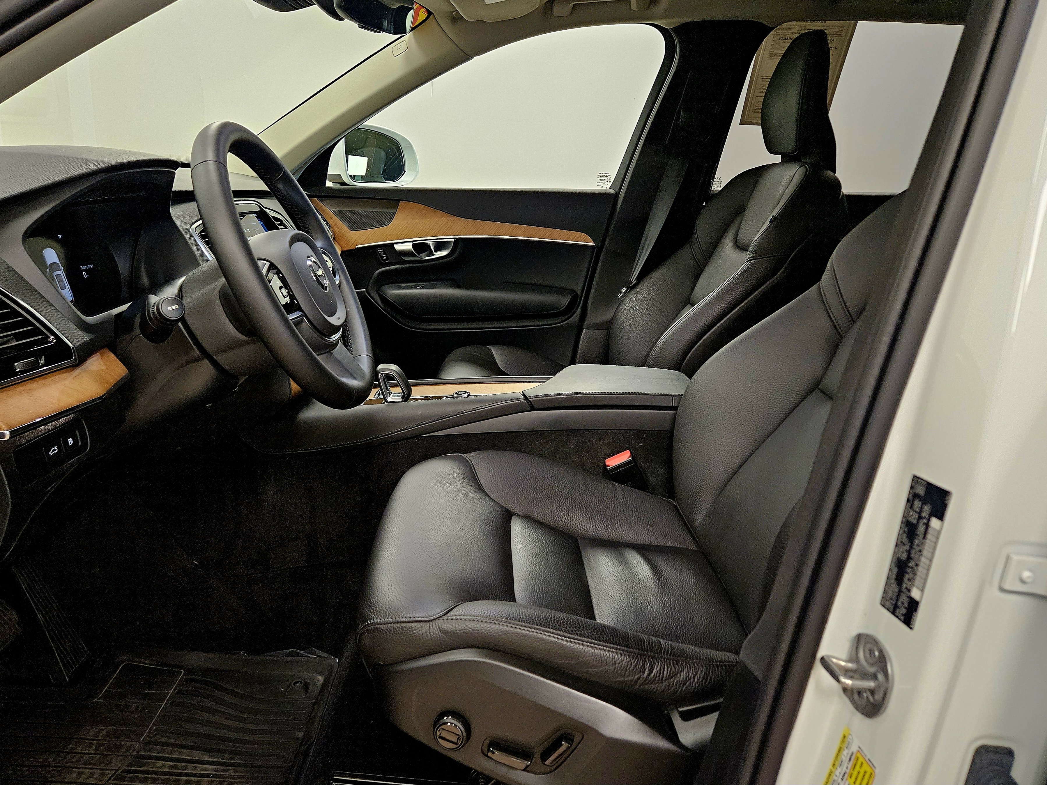 Used 2024 Volvo XC90 T8 Plus w/ Protection Package Premier image 8