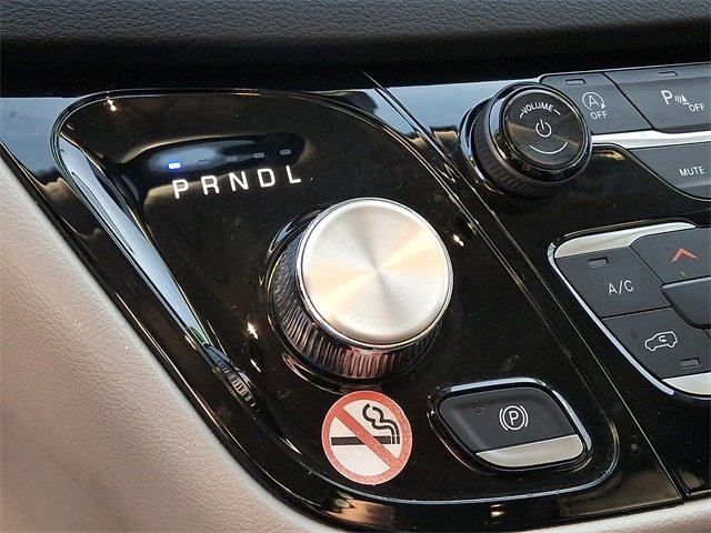 Used 2023 Chrysler Pacifica Touring-L image 15