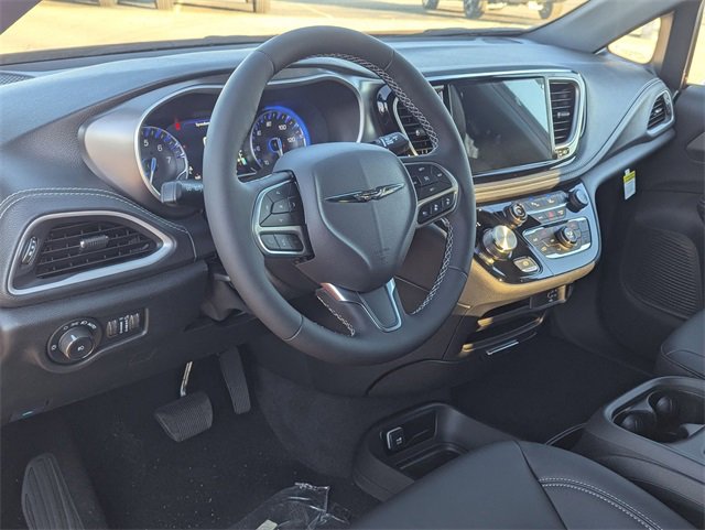 New 2026 Chrysler Pacifica Select image 11