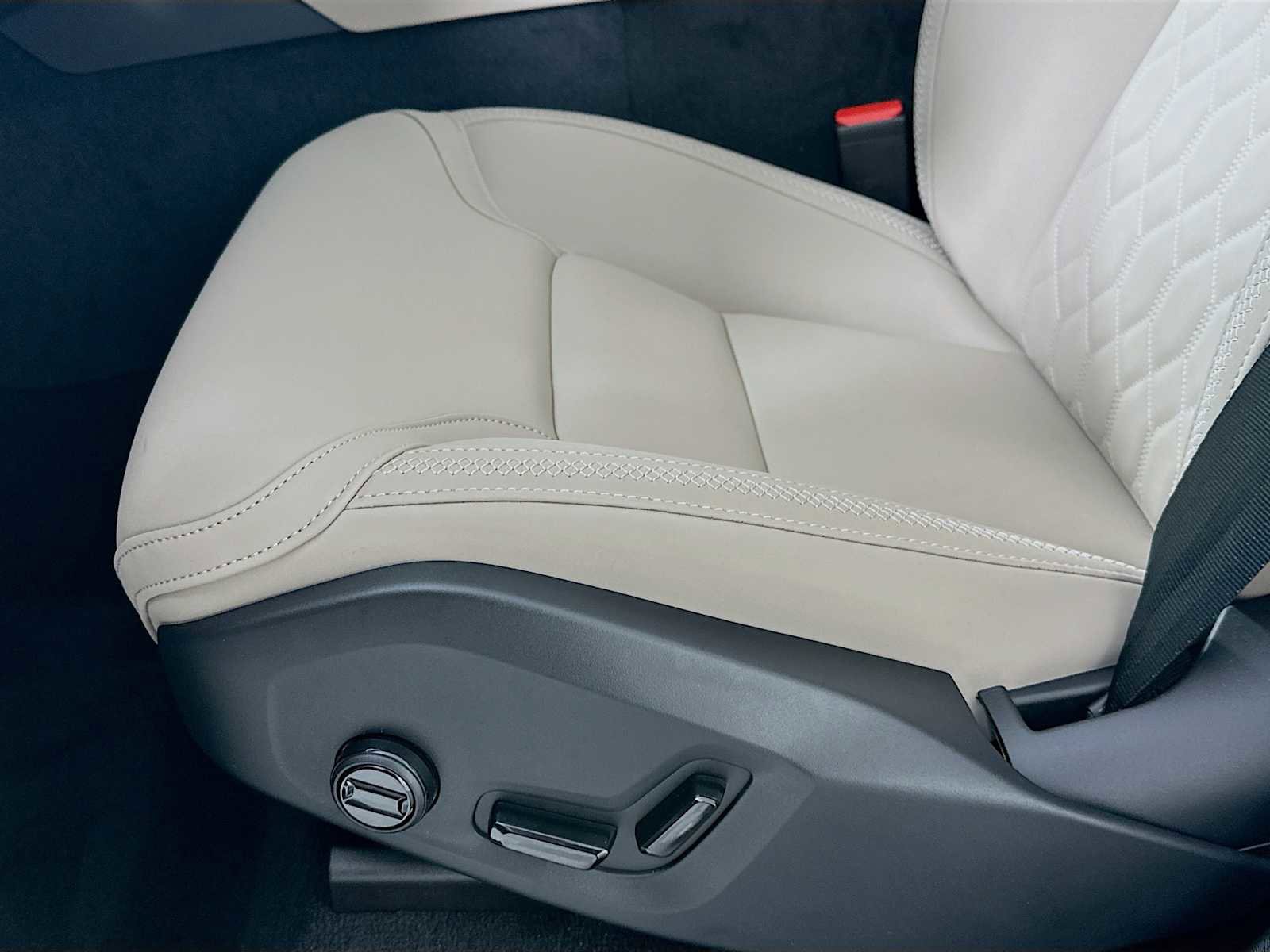 New 2026 Volvo XC90 B6 Plus w/ Protection Package image 18