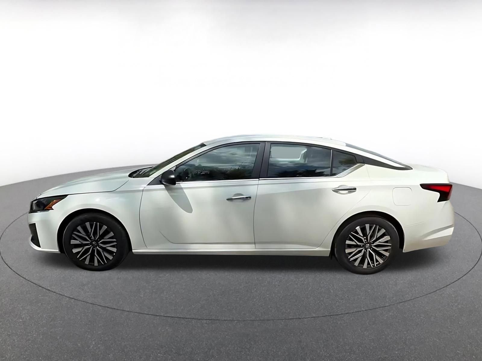 Used 2025 Nissan Altima 2.5 SV FWD image 9