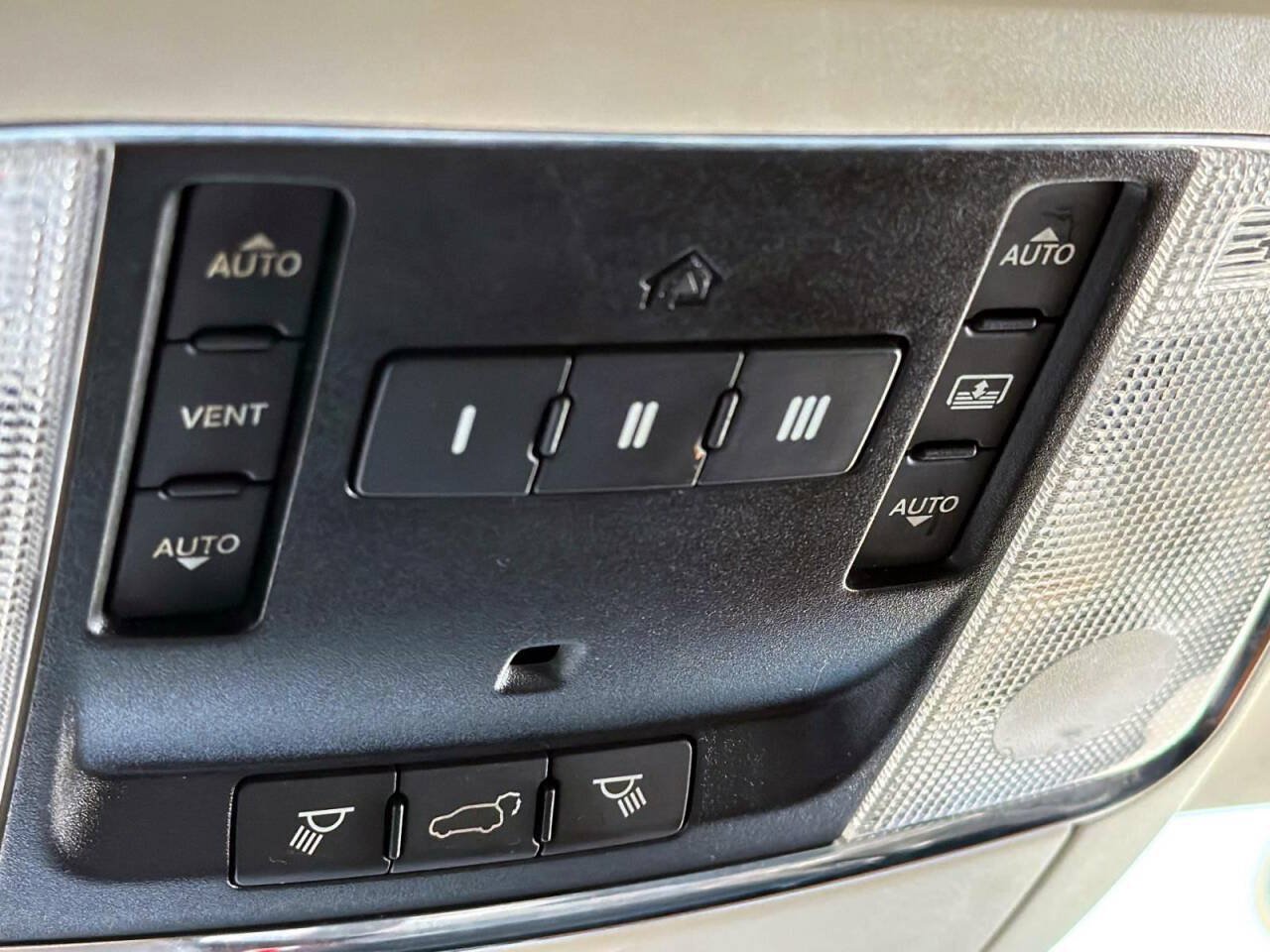 Used 2012 Jeep Grand Cherokee Overland AWD/4WD image 28