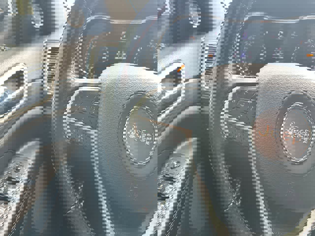 Used 2020 Jeep Grand Cherokee Altitude image 28