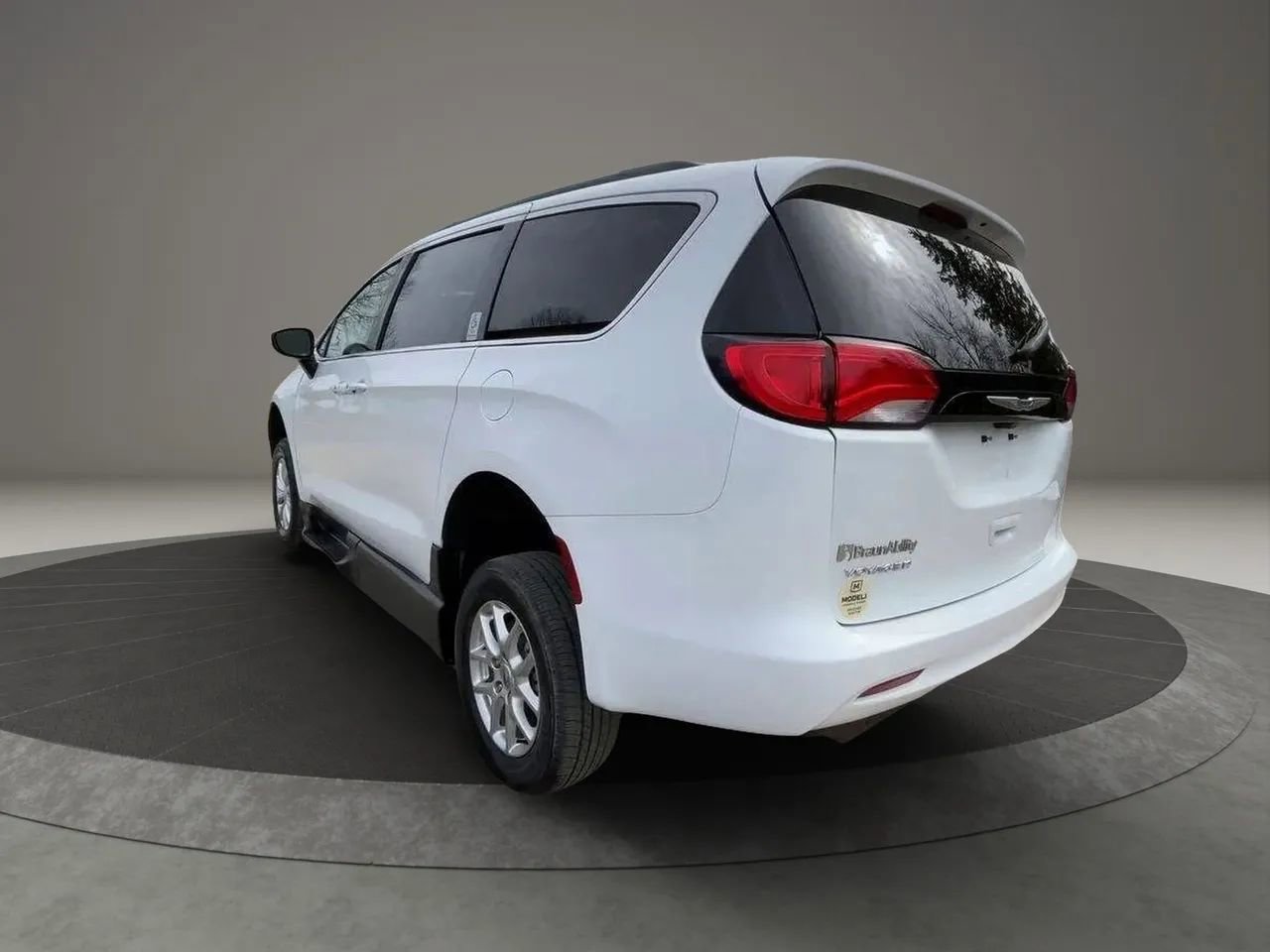 Used 2023 Chrysler Voyager LX FWD image 5